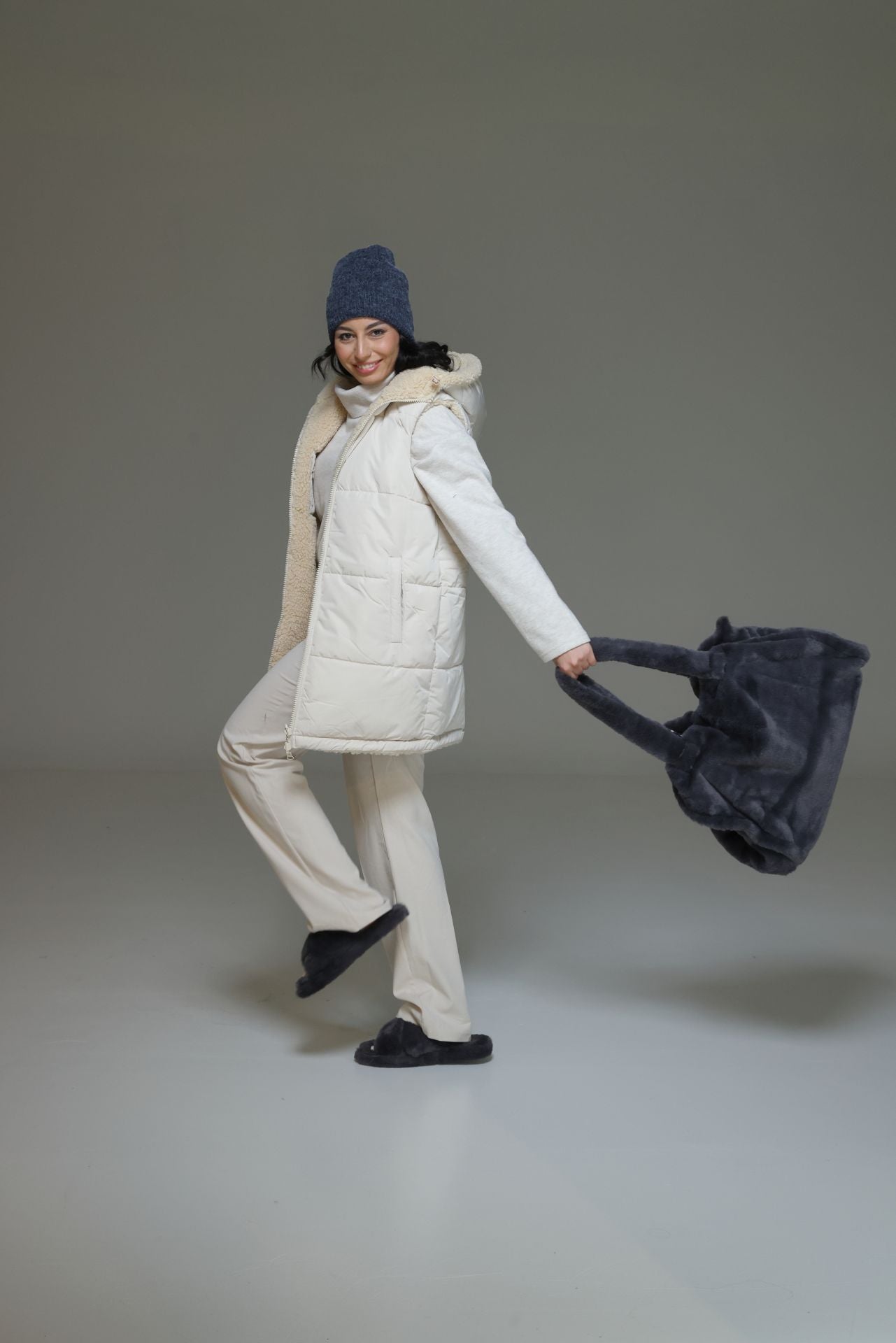 LISS, großer Shopper aus veganem Kuschelfell, olive